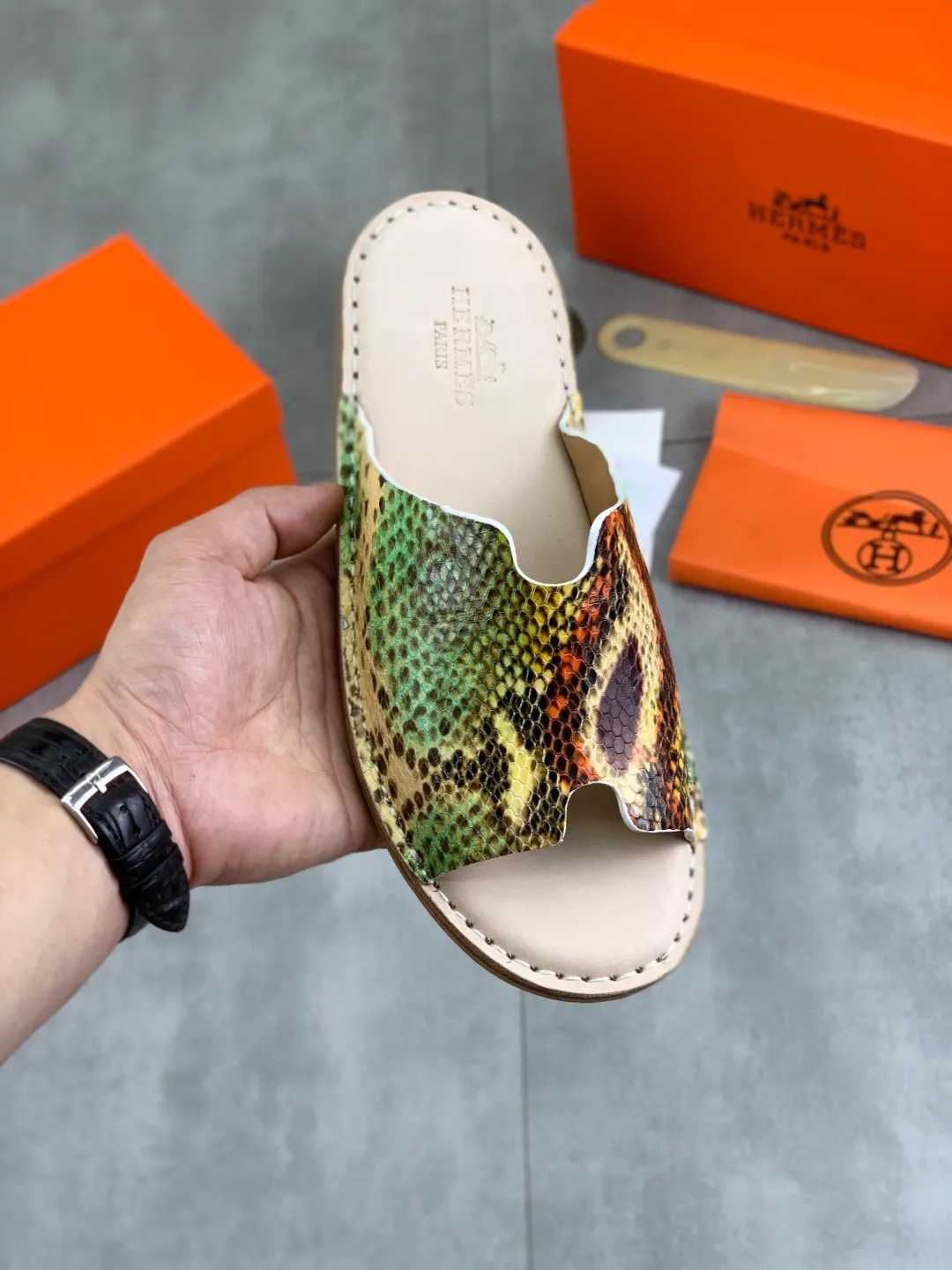Men's men's shoes 💰P360 new model (genuine leather outsole series) new colors are coming simultaneously on the official website [HERMES] Hermès series: original development, original anatomy display, exclusive outsole [Material] Sole: original genuine leather sole with cow essence film 🌸. Fabric Original calfskin Lining: Imported cowhide, delicate and soft Code number: 38-44